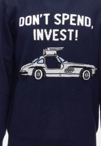 Maglione navy con grafica di un'auto argentata con un'ala, il testo recita "NON SPENDERE, INVESTI!" in bianco. Design a maglia con una texture liscia.