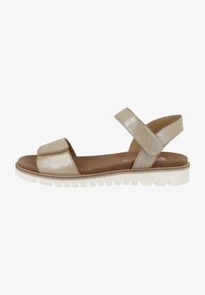 Sandaler med en metallica guld overdel, flad design, justerbare remme og en hvid ribbet sål. Glat tekstur og minimal detaljering.