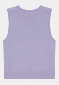 Suéter sin mangas de color lavanda con cuello redondo. Presenta una textura de punto acanalado y un dobladillo ajustado. Diseño simple y sin costuras.
