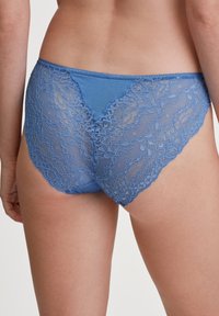Blauwe kant bikini slip met een bloemenkant ontwerp, contrasterende textuur tussen doorschijnende en stevige stof, met een geschulpte rand.