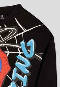 T-shirt nera in cotone con grafica di Spiderman e accenti blu e rossi; include un motivo a ragnatela bianca e una scollatura a girocollo.