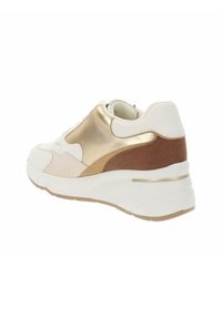 Sneaker da donna con una combinazione di colori bianco, oro e marrone. Presenta una tomaia in pelle liscia, colletto imbottito e una suola spessa bianca.