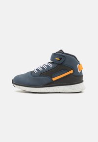 Blå høyhælte sneakers med svarte detaljer, hvite snører og en oransje stripe. Har polstret krage og flekkete hvit såle.
