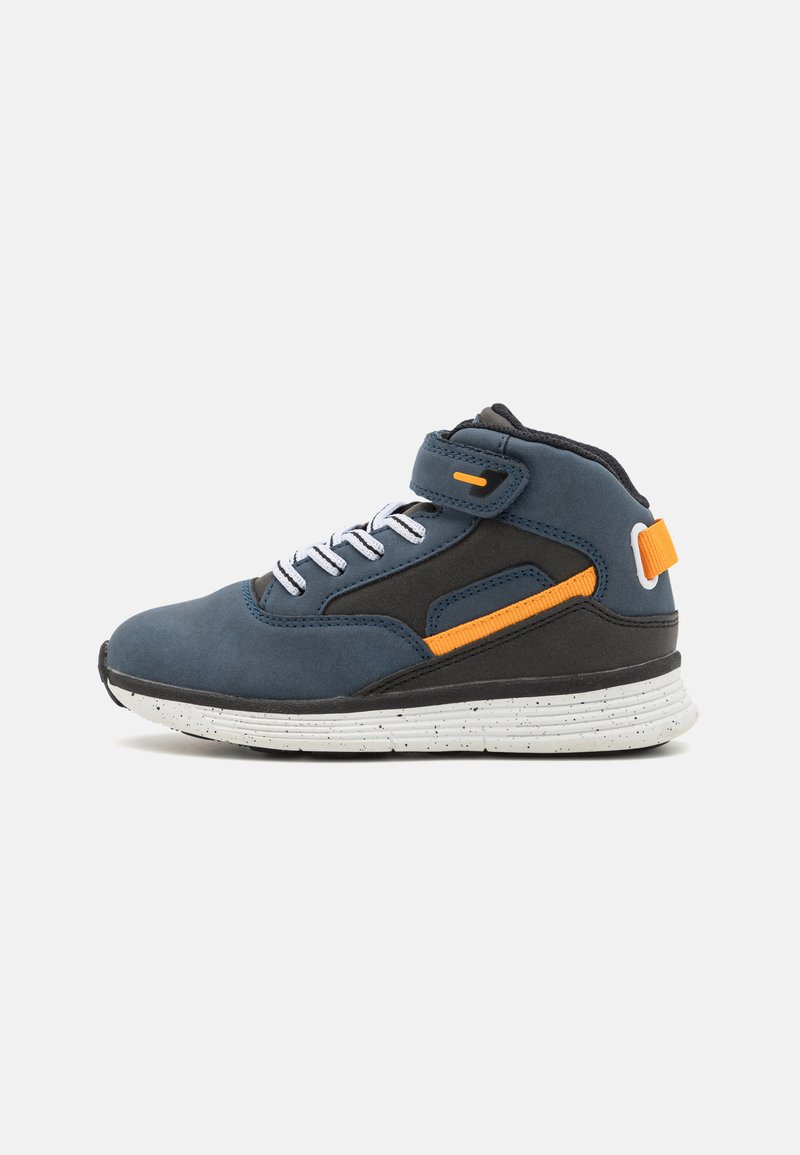 Blå høyhælte sneakers med svarte detaljer, hvite snører og en oransje stripe. Har polstret krage og flekkete hvit såle.