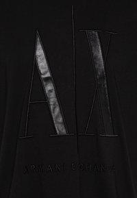 Armani Exchange T-shirts med print - black
