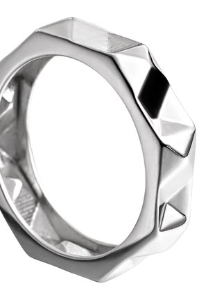 Anillo geométrico de plata con formas de pirámide facetadas en la superficie exterior, banda interior lisa y acabado metálico pulido.