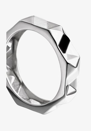 Anillo geométrico de plata con formas de pirámide facetadas en la superficie exterior, banda interior lisa y acabado metálico pulido.