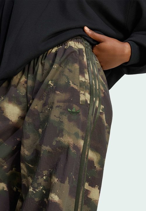adidas Camouflage Adilenium Sweatsuit Pant Asia SIzing 'Night Cargo Aurora Coffee Olive Strata' (Women's) — foto 3