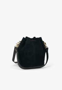 Schwarze Wildleder-Eimer-Tasche mit runder Form, Lederelementen, einem Zugbandverschluss und einem abnehmbaren Schulterriemen mit goldenen Beschlägen.