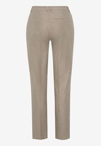 Pantalon beige sur mesure avec passants de ceinture et une seule poche passepoilée à l'arrière, présenté de dos sur un fond blanc.