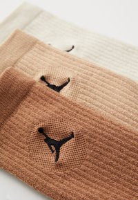 Jordan EVERYDAY CUSH CREW 3 PACK UNISEX  - Chaussettes de sport - archaeo brown/black/hemp/legend lt brown