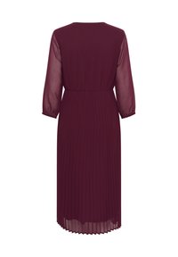Rochie plisată burgundy cu mâneci lungi din material transparent și talie strânsă, având o textură netedă și fluidă și o lungime până la genunchi.