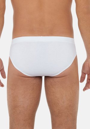 Witte katoenen slips met een gladde textuur en elastische tailleband, met een eenvoudig ontwerp zonder patronen of extra hardware.