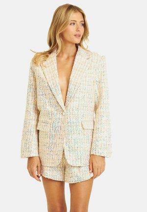 Blazer en tweed irisé avec un décolleté en V profond, des manches longues, deux poches avant et un short assorti. Doté d'une finition texturée et multicolore.