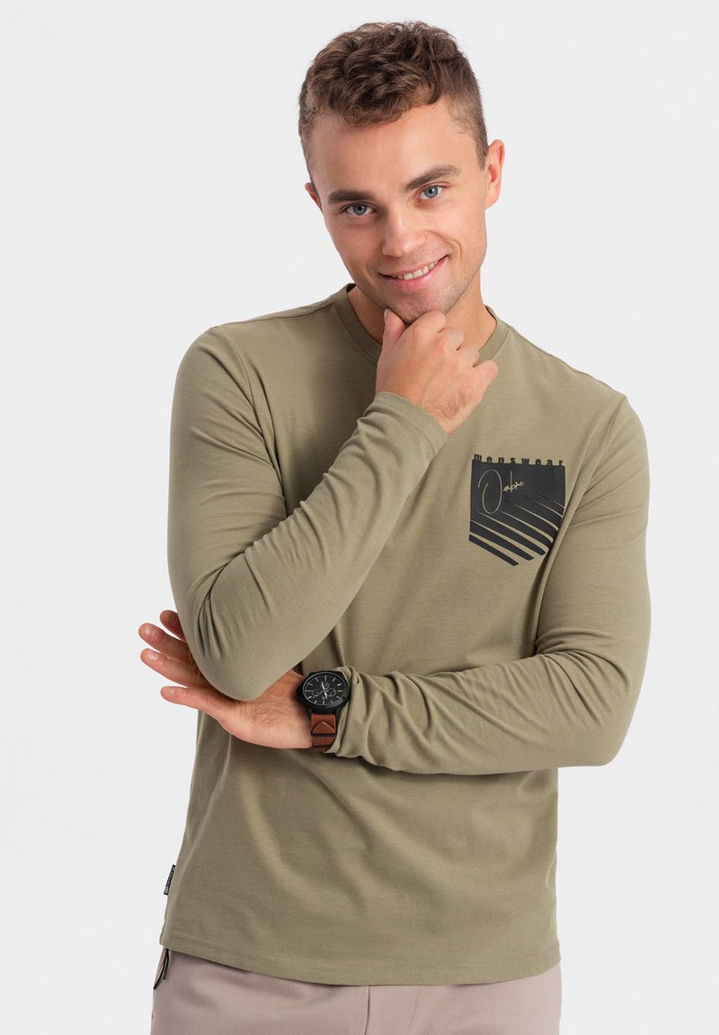 Langarm-Olivgrünes T-Shirt aus Baumwolle mit einem schwarzen geometrischen Brusttaschendesign. Verfügt über einen runden Halsausschnitt und taillierte Ärmel.