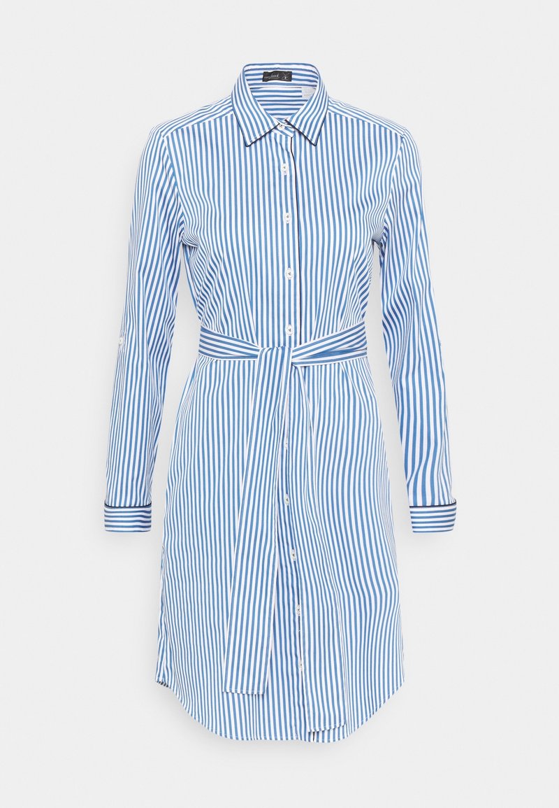 Robe chemise rayée bleu et blanc avec manches longues, boutonnée sur le devant, et une ceinture assortie à la taille. Comprend un col et des poignets contrastants.