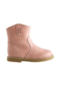 Bottine en cuir rose avec bout arrondi, coutures décoratives, découpe latérale et semelle en caoutchouc. Texture lisse et détails de design minimalistes.