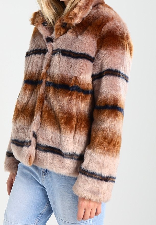 Kurtka z futerka ekologicznego w odcieniach różu i brązu z poziomymi granatowymi paskami. Posiada kołnierz i dwa frontowe guziki. Miękka w dotyku, krótki fason.