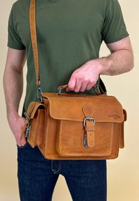 Gusti Leder GABRIEL - Handväska - braun