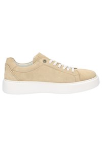Beige Wildleder-Sneaker mit weißer Gummisohle, runder Spitze, flachen Schnürsenkeln und Metallösen; minimalistisches Design und glatte Textur.