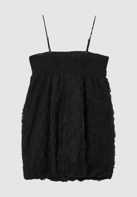 Schwarzes trägerloses Kleid mit einer strukturierten Blumenmusterung, ausgestattet mit einem taillierten Oberteil und einem ausgestellten Rock. Weicher Stoff mit einer leichten, geschichteten Optik.