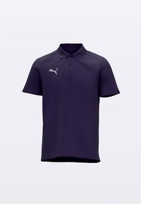 Camiseta polo de tela color púrpura oscuro, con cuello estándar, mangas cortas y un logo plateado en el pecho izquierdo. Textura suave.