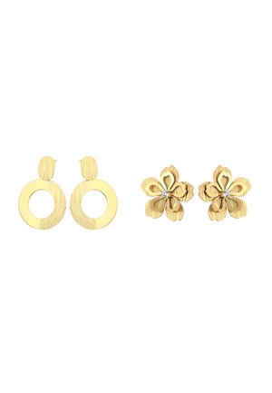 Kolczyki w złotym odcieniu z okrągłym wzorem o teksturowanym wykończeniu po lewej oraz kwiatowym kształcie z przezroczystym kamieniem szlachetnym na środku po prawej.