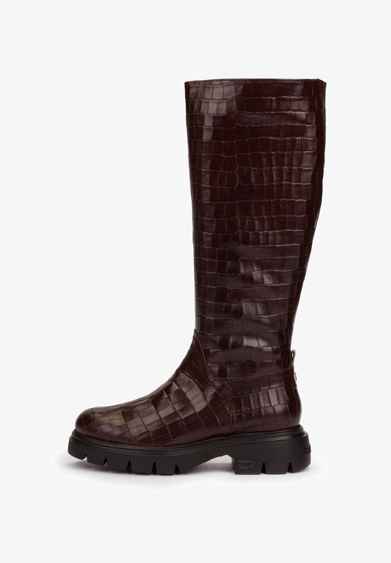 Bota de cuero marrón con estampado de cocodrilo, de caña alta y con puntera redonda, suela de goma gruesa; presenta una textura suave y detalle de cremallera lateral.