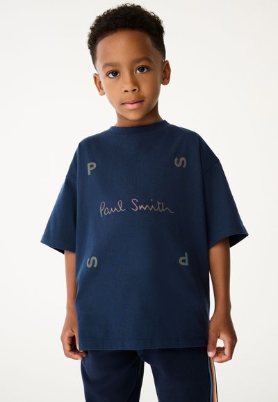 Marinblå bomulls t-shirt med kort ärm. Har "Paul Smith"-signatur och "P"-accenter i ljusgrått, avslappnad passform.