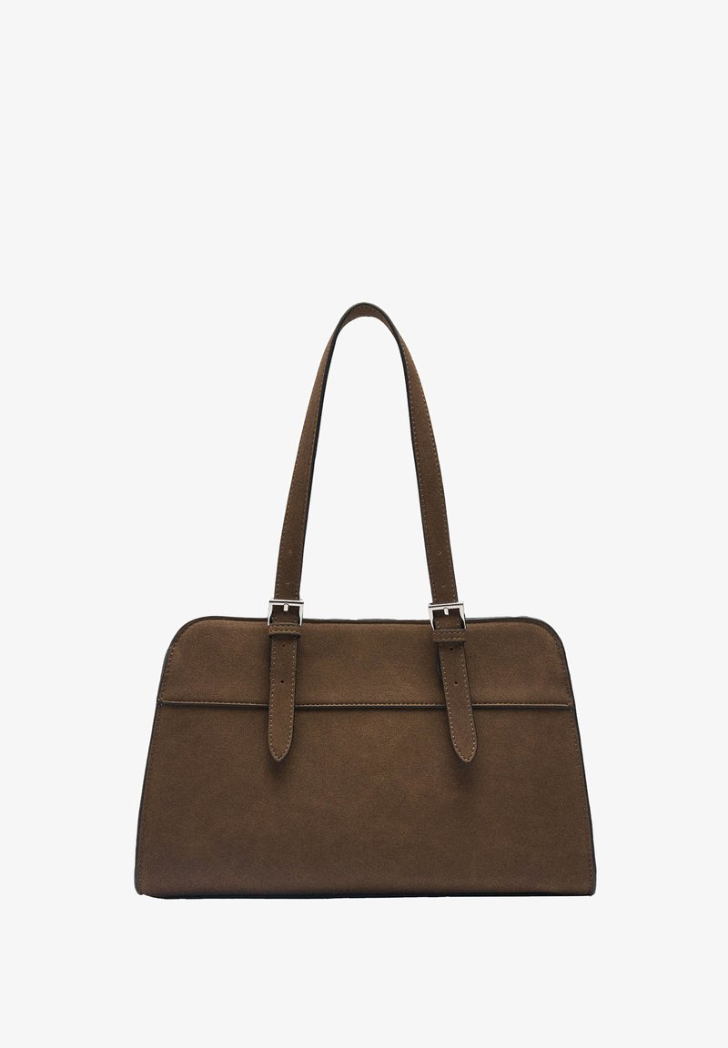 Prostokątna brązowa torebka z zamszu z dwoma regulowanymi paskami na ramię i srebrnymi detalami klamr. Tło białe.