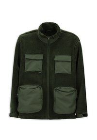 Zielona polarowa kurtka z wysokim kołnierzem, przednim zamkiem, dwiema kieszeniami na piersiach i dwiema dolnymi kieszeniami, charakteryzująca się miękką teksturą i luźnym krojem.