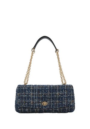 Bolso rectangular de tweed azul marino con correa de cadena dorada y almohadilla de cuero negro para el hombro, con cierre giratorio dorado en la solapa frontal.