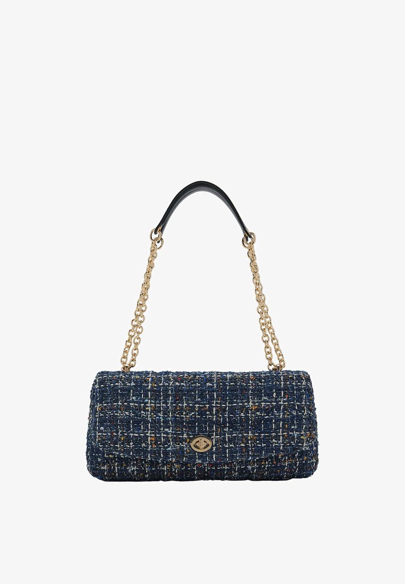 Sac à main rectangulaire en tweed bleu marine avec bandoulière chaîne dorée et patte d’épaule en cuir noir, avec un fermoir à tourniquet doré sur le rabat avant.