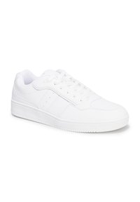 Zapatillas blancas con una parte superior de cuero suave, punta redonda, suela plana y cierre con cordones. Perforaciones sutiles y acentos de costura en los laterales.