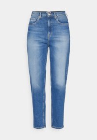 Jeans de tiro alto en azul claro con un diseño de pierna recta, que cuentan con un cierre de botones, presillas para el cinturón y dos bolsillos frontales. Textura de denim suave.