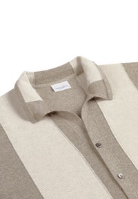 Camicia a righe beige e marrone chiaro con colletto realizzata in tessuto testurizzato, caratterizzata da una patta con bottoni e un'etichetta con il marchio "PROFUOMO".