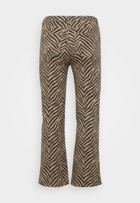 Sovit housut ruskean ja mustan seepri raidallisen kuosin kanssa. Ominaisuuksiin kuuluu kaksi takataskua ja levenevä lahkeiden muotoilu. Kangas näyttää pehmeältä.