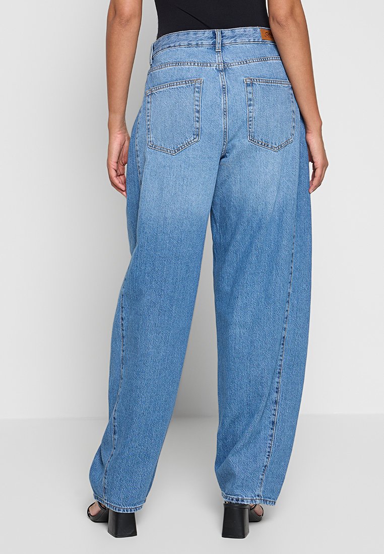 Jasnoniebieskie dżinsy o szerokich nogawkach, wykonane z denimu, z wysokim stanem, dwoma tylnymi kieszeniami oraz starannym wykończeniem bez widocznych przetarć.