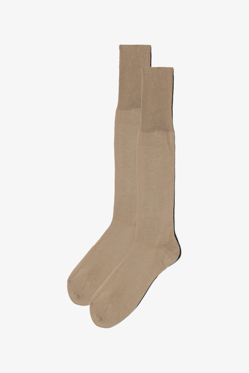 Beige podkolenky, ribovaná textura, hladký povrch, zpevněná špička, měkký materiál, navrženy pro pohodlí a odolnost.