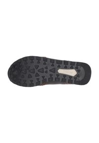 Suola di una scarpa marrone con battistrada in gomma nera caratterizzato da motivi triangolari e una sezione bianca con il marchio "rieker" al centro.