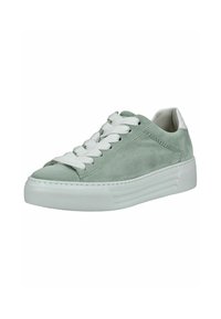 Sneaker verde in suede con lacci bianchi e tacco, caratterizzato da una suola in gomma testurizzata e un design con piattaforma rialzata.