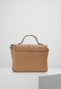 Hnědá koženková kabelka s texturou, obdélníkový tvar, horní ucho a klopový uzávěr. Ozdobena minimalistickým prošitím.
