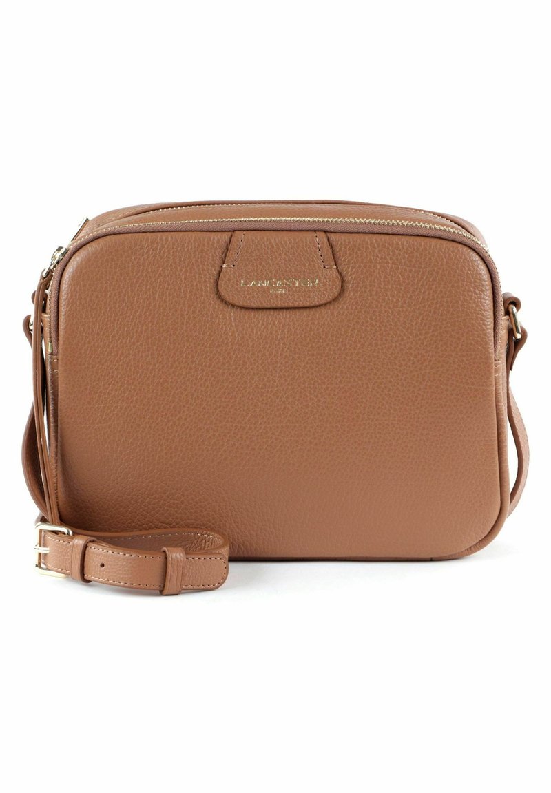 Borsa a tracolla in pelle marrone con finitura texture, chiusura con zip e cinturino regolabile. Presenta una placca con il logo sulla parte anteriore.