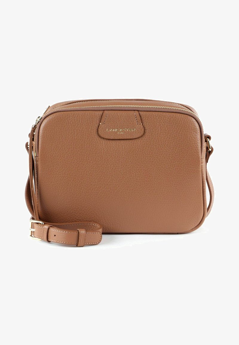 Braune Leder-Crossbody-Tasche mit strukturierter Oberfläche, Reißverschluss und verstellbarem Trageriemen. Mit einem Logo-Plakette auf der Vorderseite.