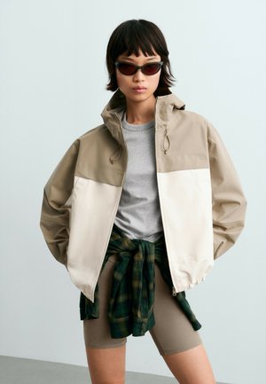 OYSHO, SHORT 10K WATERPROOF TECHNICAL CANVAS COLOUR-BLOCK JACKET - Veste imperméable - pale ecru