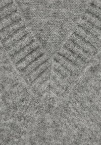 Grauer Strickpullover mit V-Ausschnitt. Verfügt über eine strukturierte Oberfläche und gerippte Akzente entlang des Ausschnitts.