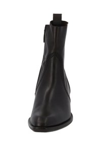 Botín de cuero negro hasta el tobillo con punta afilada y costuras laterales. Presenta una pequeña lengüeta en la parte posterior y un diseño elegante y minimalista.