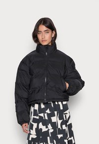 Weekday PROMIS SHORT PUFFER JACKET - Casaco de inverno - black