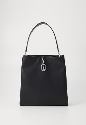 Melnas ādas rokas soma ar strukturētu dizainu, augšējo rāvējslēdzēju un īsu rokturi. Iezīmē sudraba detaļas.