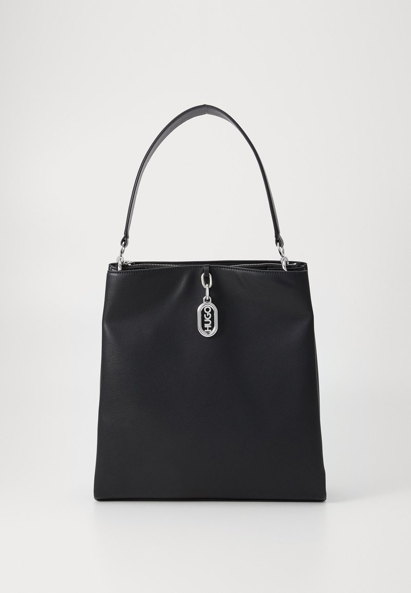 Sac à main en cuir noir avec un design structuré, fermeture à glissière sur le dessus et une poignée courte. Présente un accent en métal argenté.